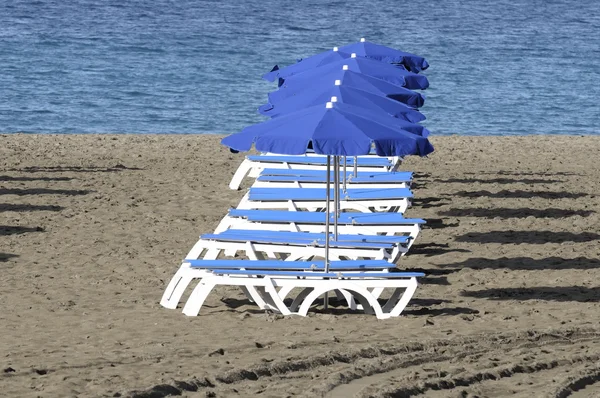 Chaises sur une plage de sable — Photo