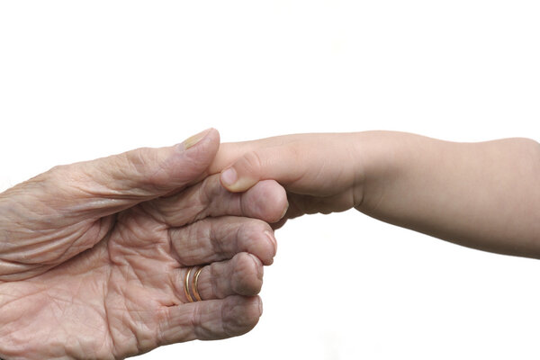 Старые и молодые руки, изолированные на белом
