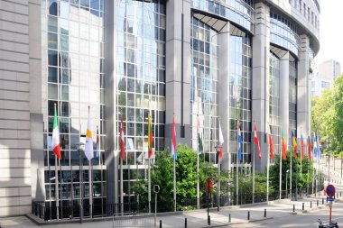Bayraklar Avrupa Parlamentosu önünde kuleleri - Brüksel, Belçika