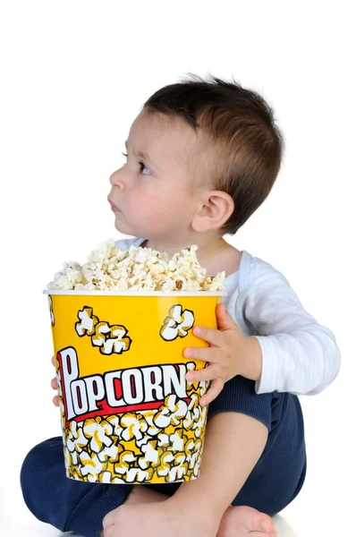 Malý chlapec jíst popcorn, izolované — Stock fotografie