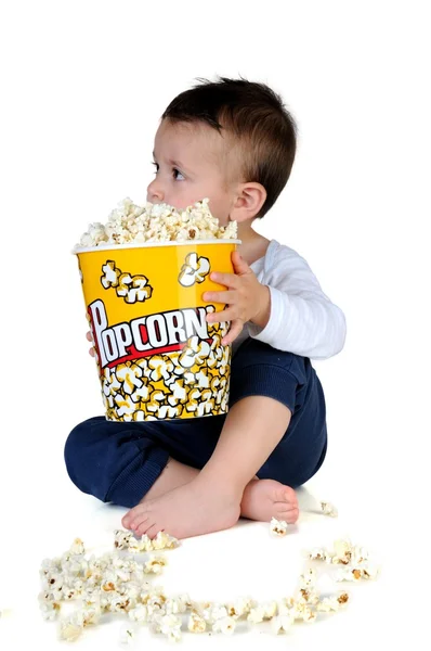 Malý chlapec jíst popcorn, izolované — Stock fotografie