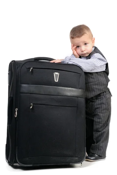 Niño pequeño preparado con maleta — Foto de Stock