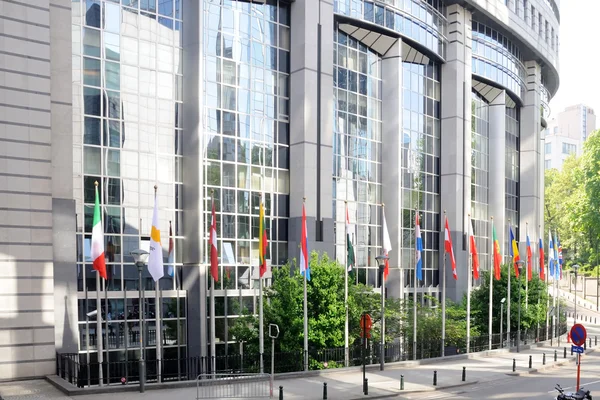 Bayraklar Avrupa Parlamentosu önünde kuleleri - Brüksel, Belçika