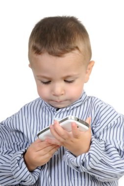 Telefonu olan küçük mutlu çocuk.
