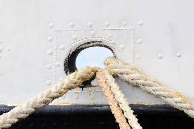 bir tekne bir iskeleye demirleme için ip