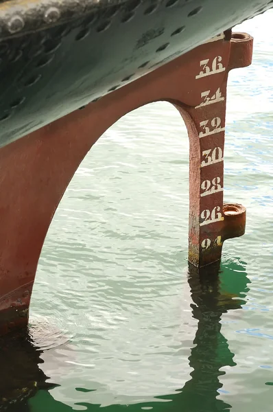 Old Stern of ship with screw and rudder — Stock Photo, Image