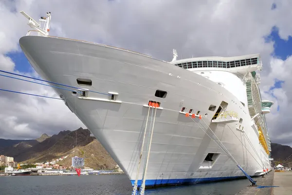 Cruiseschip aangemeerd in de haven. de boot is gedokt in santa cruz — Stockfoto