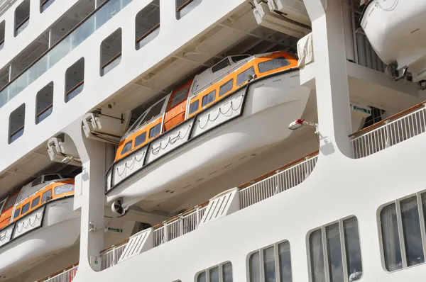 Łódź ratunkowa bezpieczeństwa na pokładzie Cruise ship — Zdjęcie stockowe