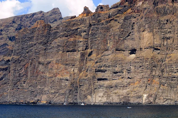 Tenerife adasında çarpıcı uçurum. los gigantes olan kayalıklarla. — Stok fotoğraf
