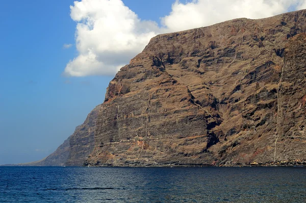 Wspaniałe urwiska na wyspie Teneryfie. klify los gigantes. — Zdjęcie stockowe