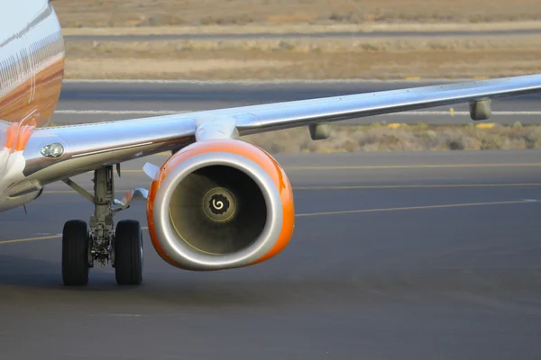 Boeing 737-800 Havaalanı üzerinde park etmiş. — Stok fotoğraf