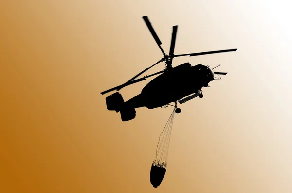 Helikopter kamov ka-32a-11bc, bambi sepeti ile itfaiye — Stok fotoğraf