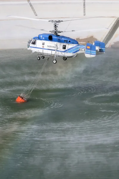 TENERIFE, 3 de agosto: Helicóptero contra incendios — Foto de Stock