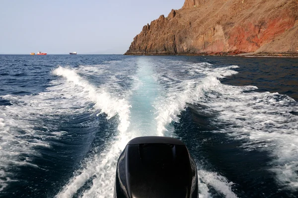 De blauwe zee varen op een boot buitenboordmotor — Stockfoto