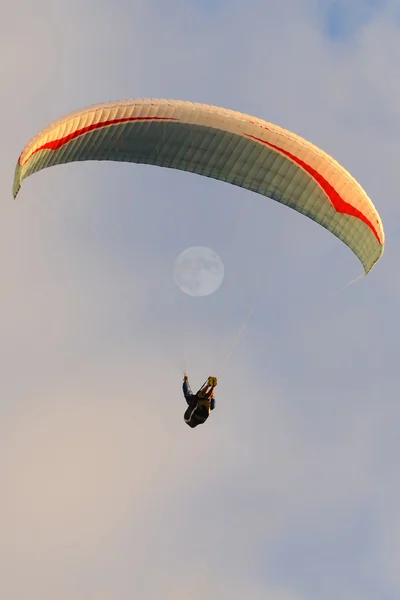 En paraglider som flyger i solnedgången — Stockfoto