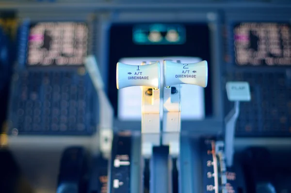 Panel de aviones comerciales por la noche — Foto de Stock