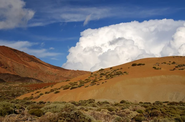 Cumulonimbus cloud. Blue sky with ornamental clouds — Stock Photo, Image