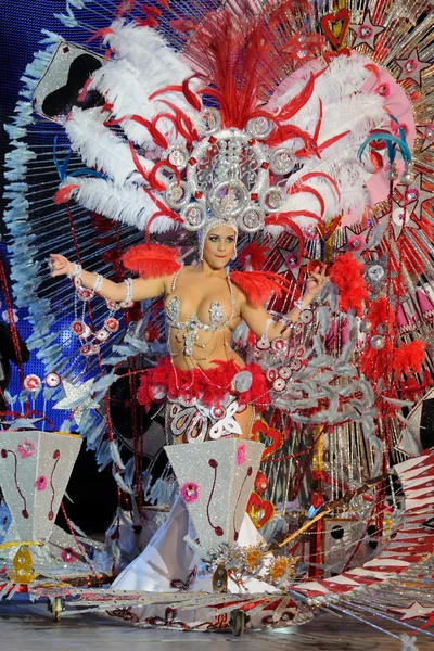 TENERIFE, FEBRUARY 28: The Carnival Queen Amanda Perdomo, waves — Stock Photo, Image