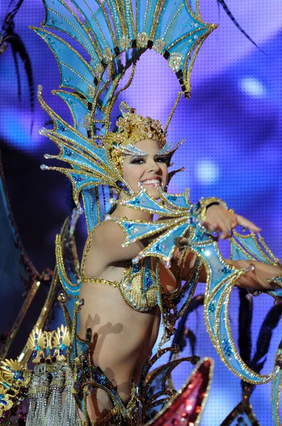 TENERIFE, FEVEREIRO 28: O Carnaval, acena aos espectadores durante t — Fotografia de Stock