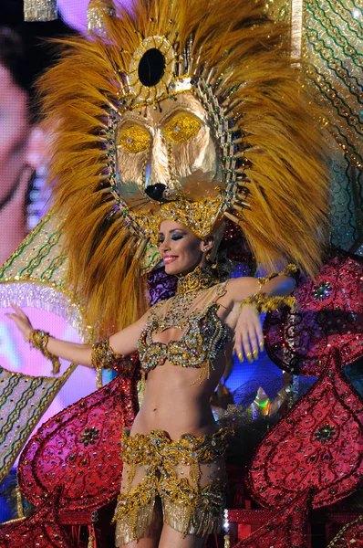 Tenerife, 28 februari: het carnaval, golven te toeschouwers tijdens t — Stockfoto