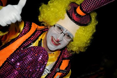 Tenerife, 4 Mart: karakter ve gruplar karnaval.