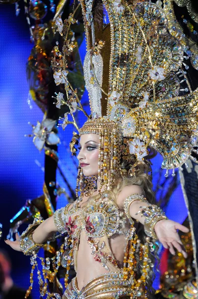 TENERIFE, FEVEREIRO 28: O Carnaval, acena aos espectadores durante t — Fotografia de Stock