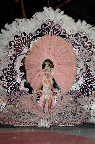 TENERIFE, FEBRUARY 28: The Carnival, waves to onlookers during t — Stock Photo, Image