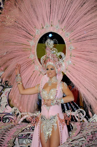 TENERIFE, 28 FEBBRAIO: Il Carnevale, le onde agli spettatori durante — Foto Stock
