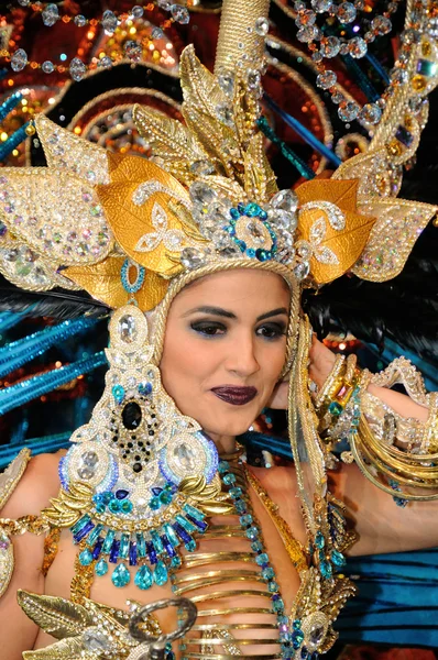 TENERIFE, FEBRUARY 28: The Carnival Queen Amanda Perdomo, waves — Stock Photo, Image