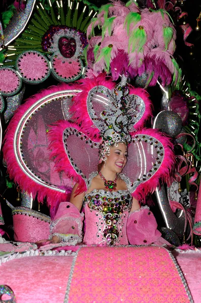 TENERIFE, FEVEREIRO 28: O Carnaval, acena aos espectadores durante t — Fotografia de Stock