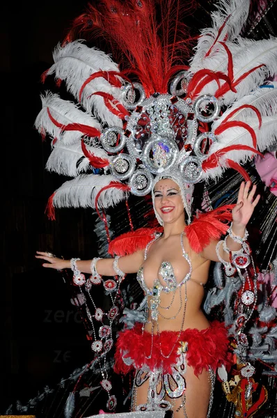 TENERIFE, FEVEREIRO 28: O Carnaval, acena aos espectadores durante t — Fotografia de Stock