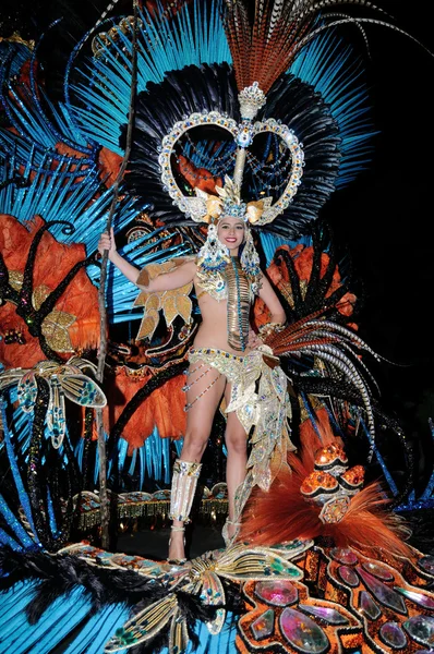 TENERIFE, FEBRUARY 28: The Carnival Queen Amanda Perdomo, waves — Stock Photo, Image