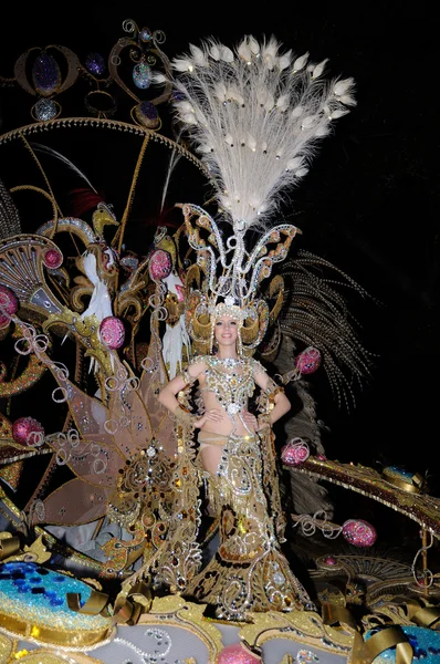 TENERIFE, FEVEREIRO 28: O Carnaval, acena aos espectadores durante t — Fotografia de Stock