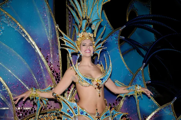 Tenerife, 28 Şubat: Karnaval sırasında t onlookers için dalgalar