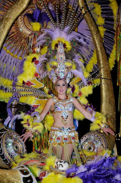 Teneriffa, 28. Februar: Karneval, winkt Schaulustigen während der Karnevalszeit zu — Stockfoto