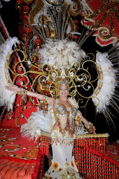 Tenerife, 28 februari: het carnaval, golven te toeschouwers tijdens t — Stockfoto