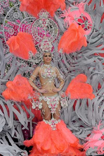 TENERIFE, FEBRUARY 28: The Carnival, waves to onlookers during t — Stock Photo, Image