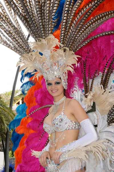 TENERIFE, FEVEREIRO 28: O Carnaval, acena aos espectadores durante t — Fotografia de Stock