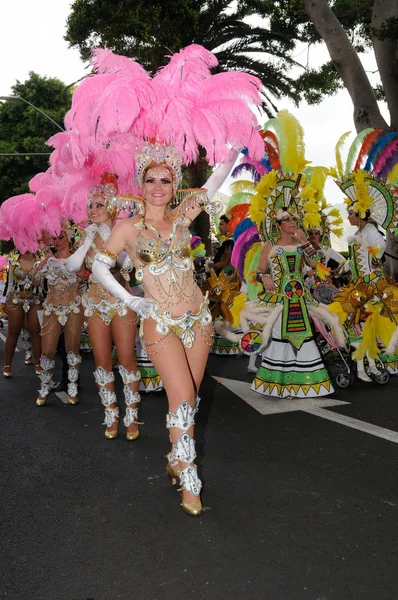 TENERIFE, 4 de marzo: Personajes y Grupos en el Carnaval . — Foto de Stock