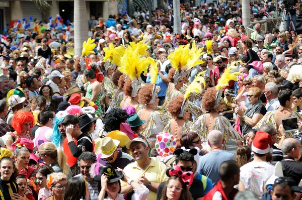 Tenerife, 8 Mart: karakter ve gruplar karnaval.