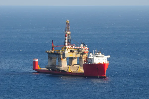 Transporte de una plataforma petrolífera en un barco semisumergido —  Fotos de Stock