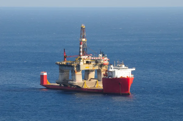 Transport of an oil rig on a semi-submerged boat — Stock Photo, Image