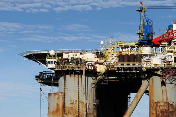 Old oil rig in harbor — Stock Photo, Image