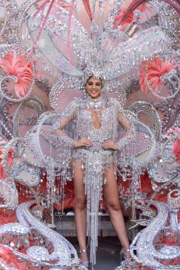 TENERİFE, İSPAN - 26 Haziran 2022 Sokaklardaki Karnaval saf renk, eğlence ve bir sürü ritim. 26 Haziran 2022