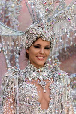 TENERİFE, İSPAN - 26 Haziran 2022 Sokaklardaki Karnaval saf renk, eğlence ve bir sürü ritim. 26 Haziran 2022