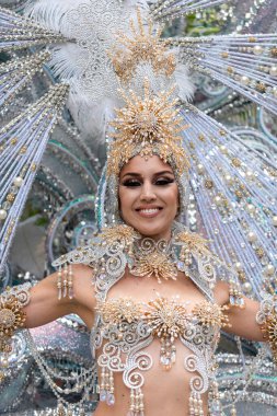 TENERİFE, İSPAN - 26 Haziran 2022 Sokaklardaki Karnaval saf renk, eğlence ve bir sürü ritim. 26 Haziran 2022