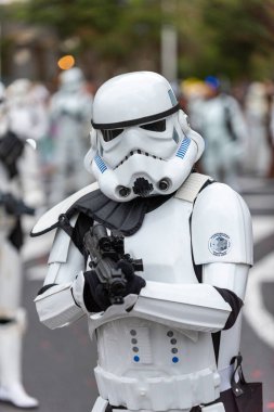 TENERİFE, İSPAN - 26 Haziran 2022 Sokaklardaki Karnaval saf renk, eğlence ve bir sürü ritim. 26 Haziran 2022