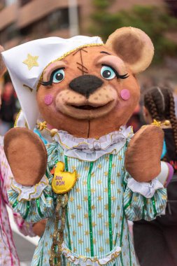 TENERİFE, İSPAN - 26 Haziran 2022 Sokaklardaki Karnaval saf renk, eğlence ve bir sürü ritim. 26 Haziran 2022