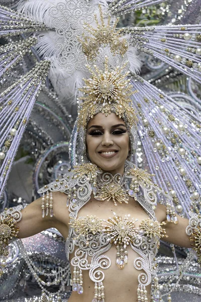 TENERİFE, İSPAN - 26 Haziran 2022 Sokaklardaki Karnaval saf renk, eğlence ve bir sürü ritim. 26 Haziran 2022
