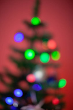 Noel, yılbaşı ağacında bulanık Noel ışıkları,